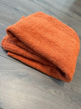 SUNDAY CITIZEN
Snug Throw blanket Orange 48”X 60” 100% Polyester Microfiber